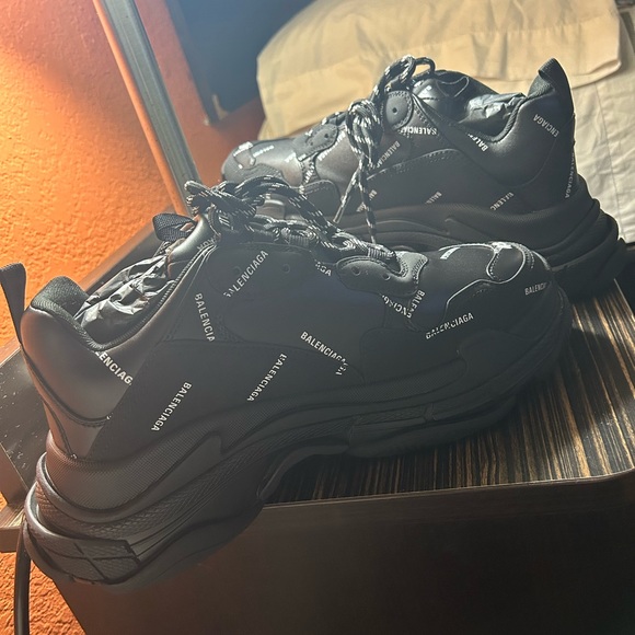 Balenciaga all over logo, size 43Uk; 10 USA - Picture 1 of 3